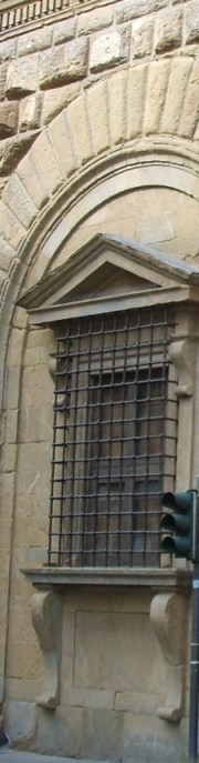 Palazzo Medici Riccardi finestra inginocchiata particolare