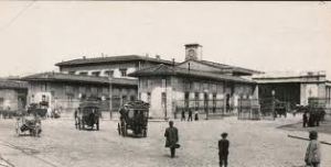 Stazione Maria Antonia nella piazza vecchia di Santa Maria Novella; la prima stazione di Firenze, contemporanea della Leopolda ai tempi del Granduca. Fu adibita al traffico passeggeri durante i cinque anni della capitale.