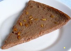 Una fetta del dolce di castagne più conosciuto e diffuso: il castagnaccio