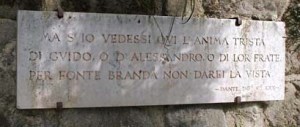 I versi di Dante riportati accanto alla fonte Branda