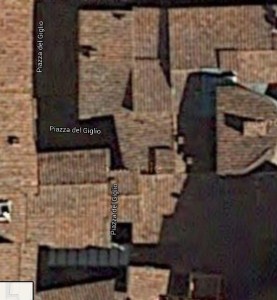 Il vicolo dall'alto con Piazza del Giglio