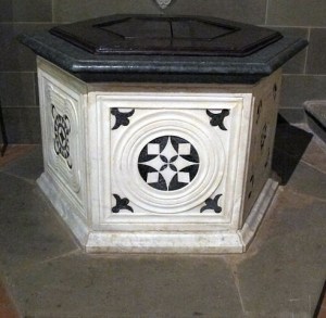 San Pietro in mercato il fonte battesimale del XII secolo in stle romanico fiorentino