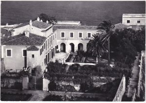 Portoferraio i giardini della Villa dei Mulini in una vecchia cartolina