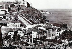 Portoferraio veduta del in una cartolina degli anni sessantala Villa dei Mulini e uno scorcio del forte Falcone