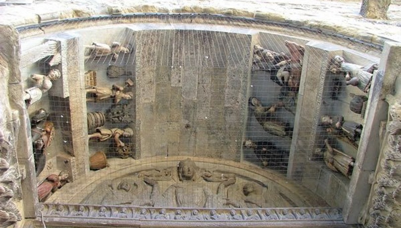 Arezzo Santa Maria della Pieve, la facciata particolare della lunetta e dell'archivolto con i mesi