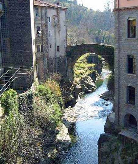 Bagnone, il ponte sul torrente