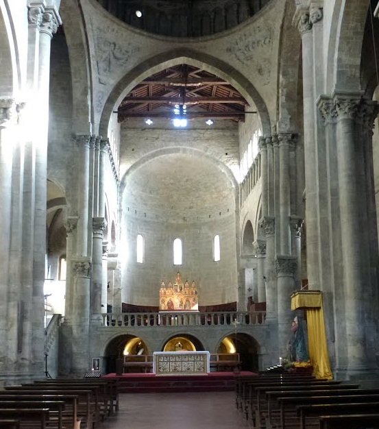 Arezzo Santa Maria della Pieve, interno dalla navata centrale