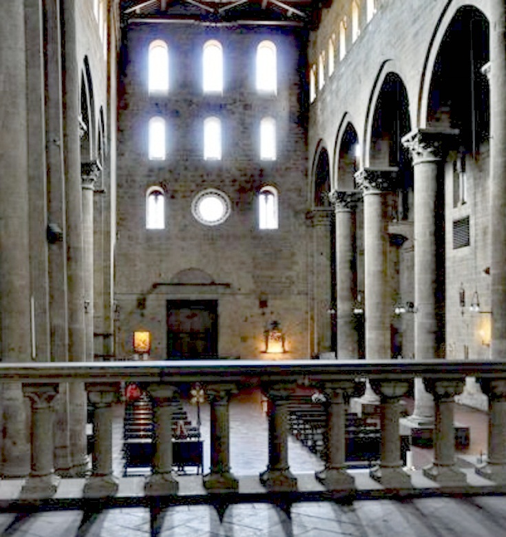 Arezzo Santa Maria della Pieve, interno dal presbiterio