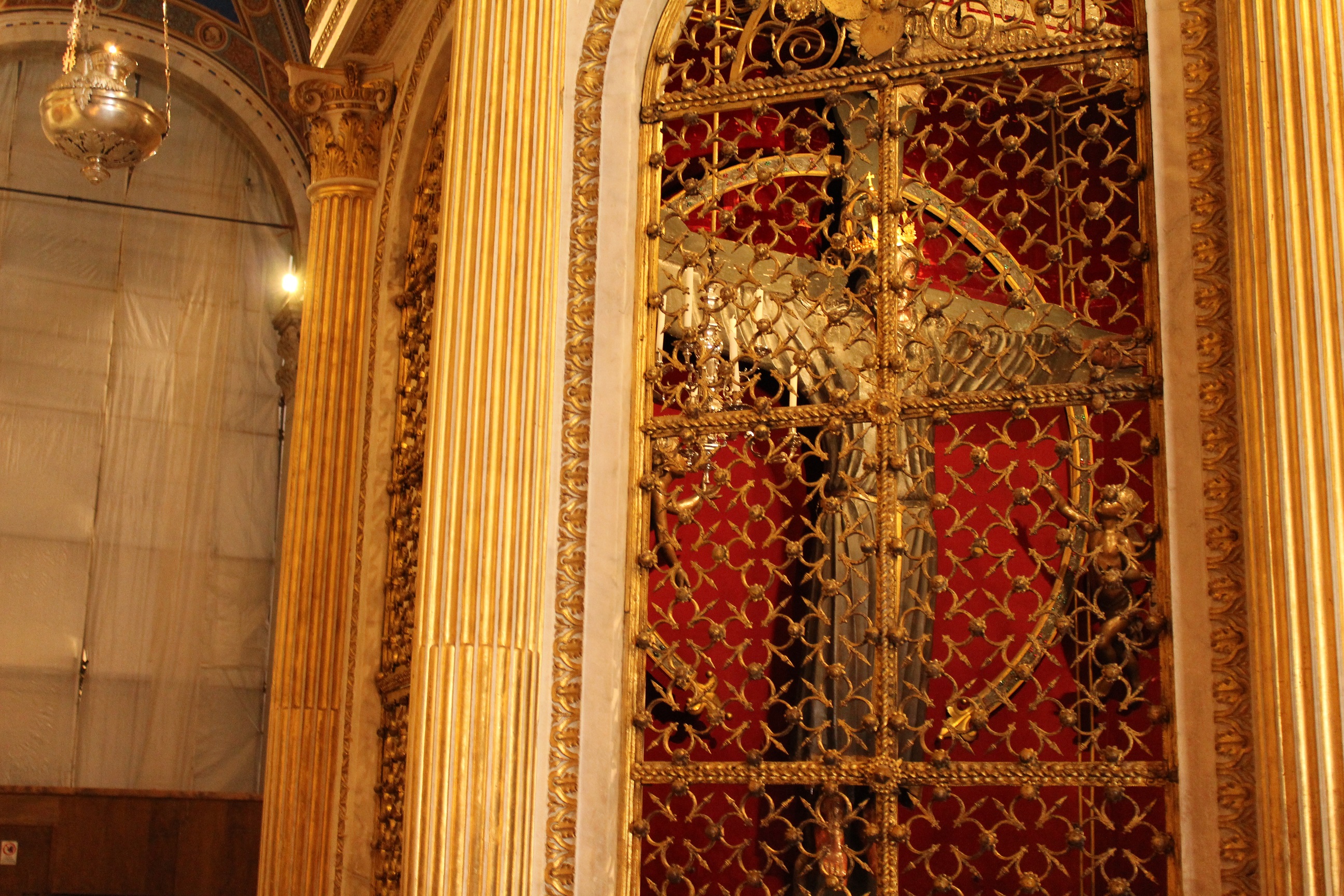 La statua del Volto Santo all'interno del Duomo di Lucca