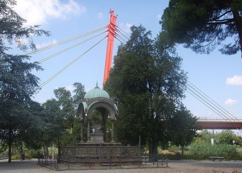 Ponte all'Indiano con il monumento e gli stalli rossi sullo sfondo