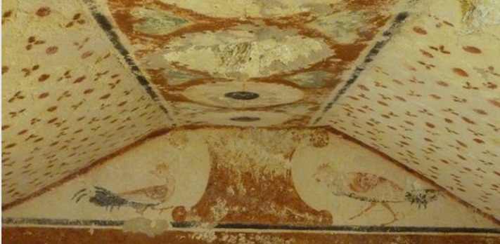 Necropoli di Tarquinia, la raffigurazione di galli e le pareti affrescate con motivi decorativi