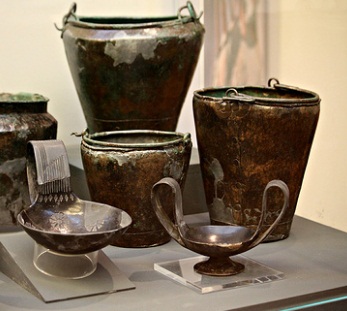 Museo Archeologico di Firenze, "situle" i piccoli secchi per l'acqua, un attingitoio per travasare il vino nelle coppe dei commensali, un vaso a doppia ansa, uno stammoi per contenere il vino sulla mensa