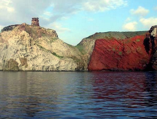 Capraia la Cala Rossa e la torre dello Zenobito