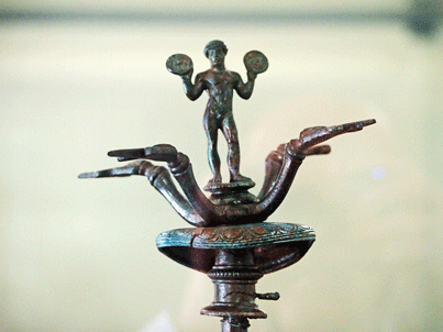 Cimasa-di-candelabro-in-bro