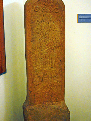 Stele-in-arenaria-con-figur