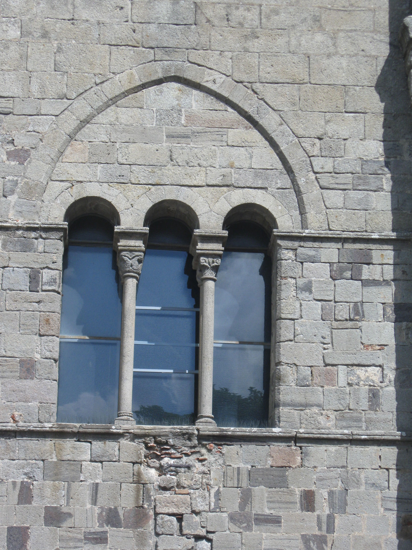 Abbazia di San Salvatore, trifora, particolare