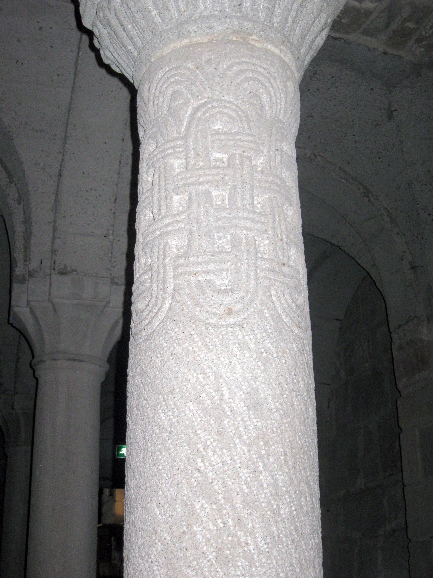 Abbazia di San Salvatore, cripta, capitello particolare