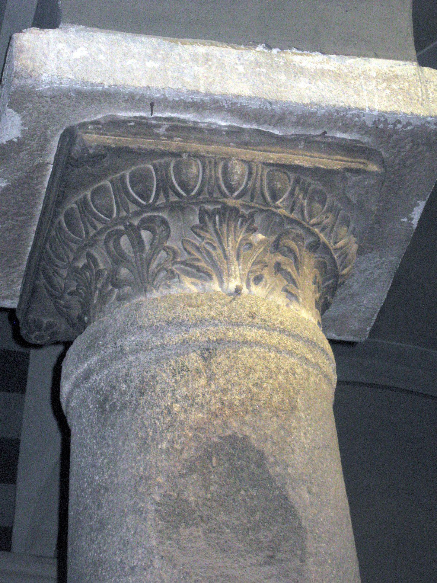 Calci uno dei capitelli della pieve