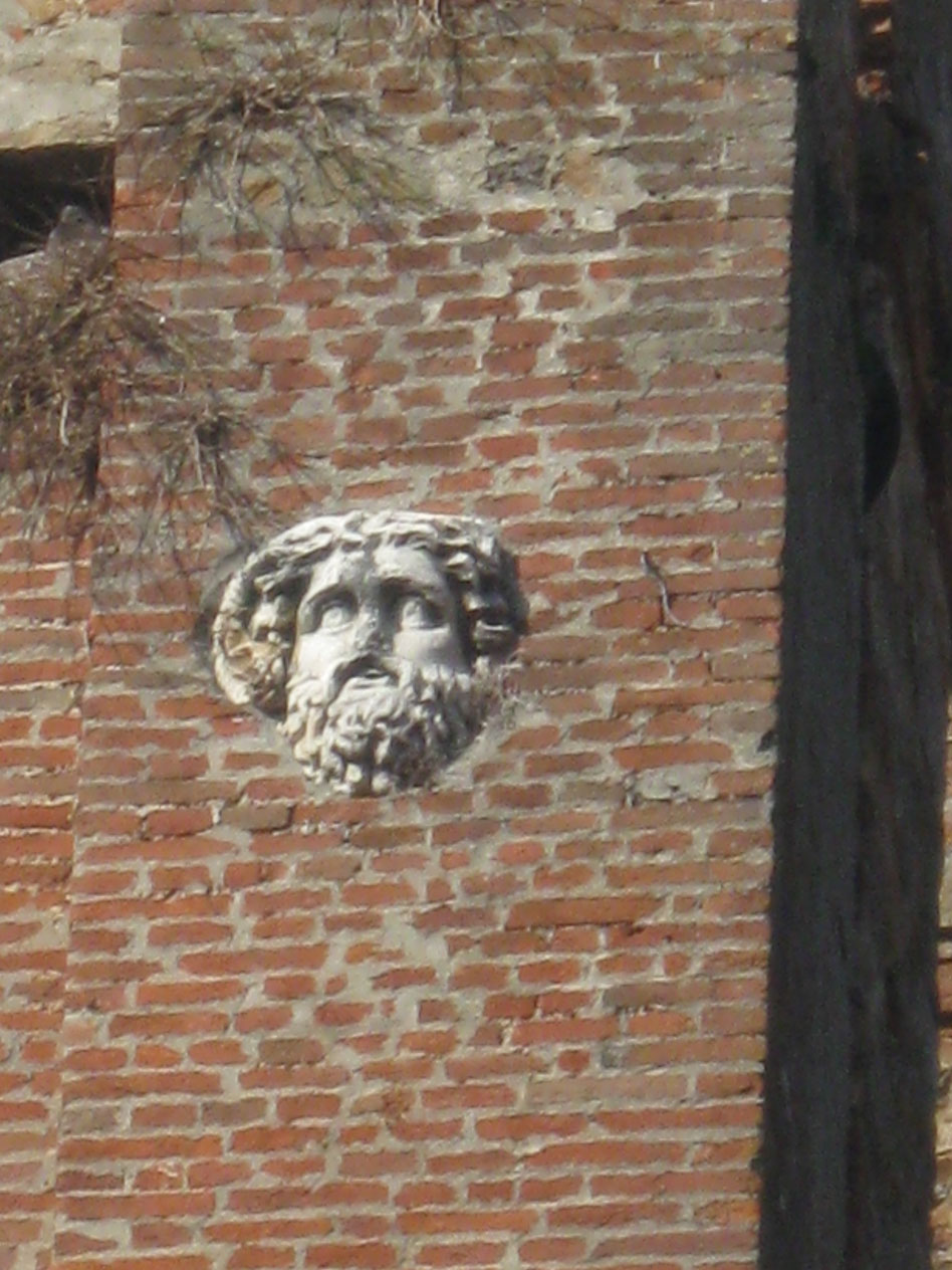 Calci, sul camapanile la testa di una statua romana