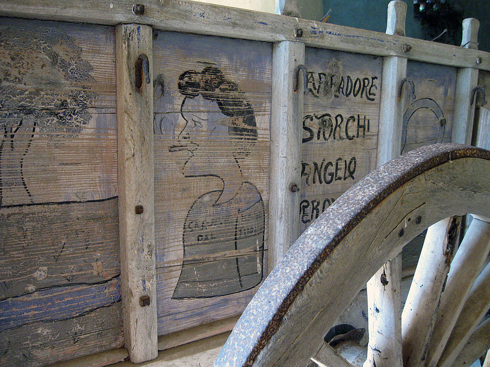 Località Pinziberti un vecchio carro nella rimessa, anche decorato