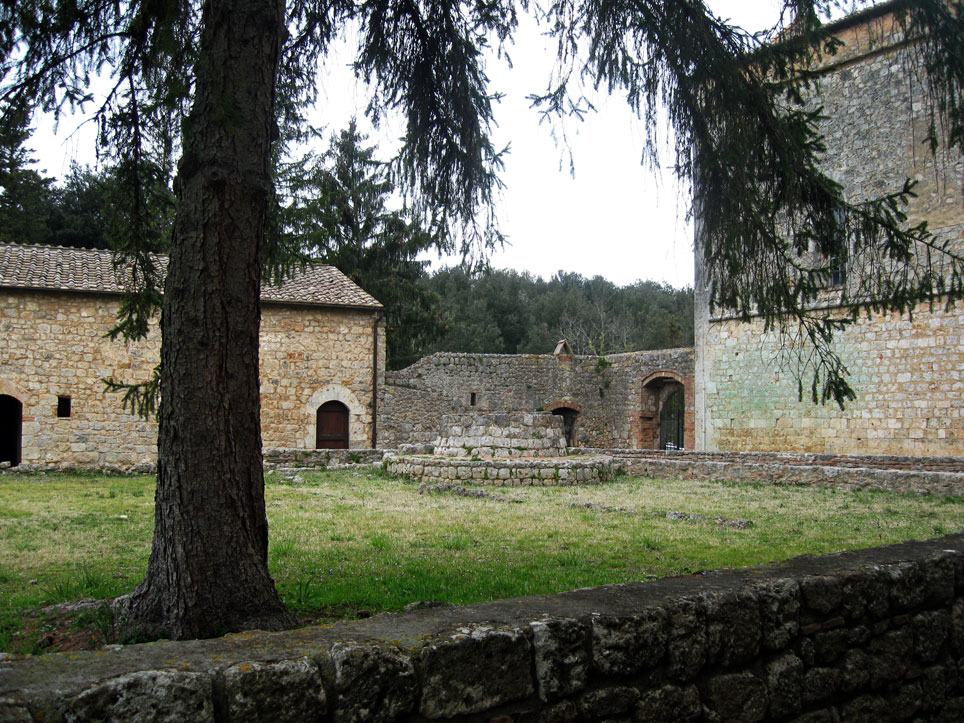 Eremo di San Leonardo al Lago, il cortile interno