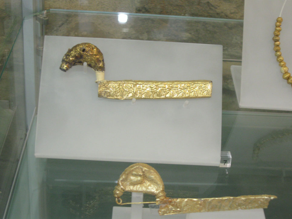 Due fibule, la prima in alto decorata a sbalzo