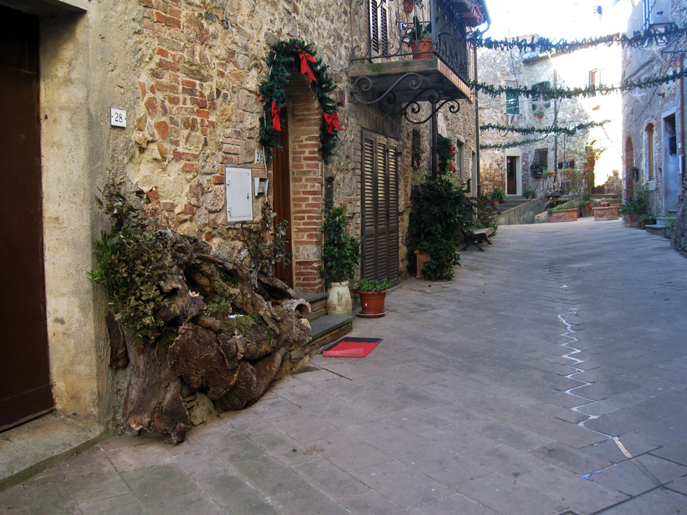 Uno scorcio di Montorsaio e degli addobbi natalizi
