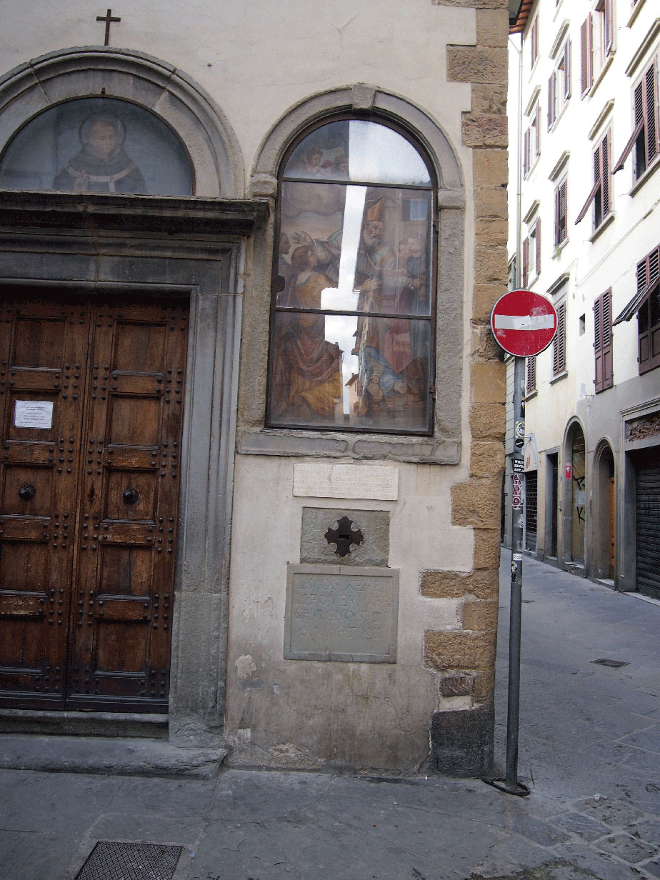 Il tabernacolo raffigura San Martini che fa l'elemosina ai poveri. In basso la buchetta per le elemosine della Confraternita dei Buonomini di San Martitno