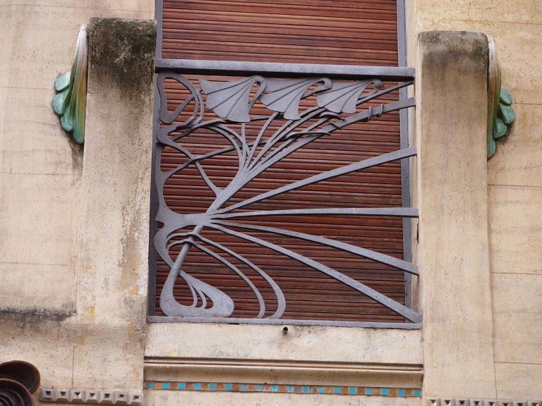 Villino Broggi, particolare delle decorazioni in ferro battuto