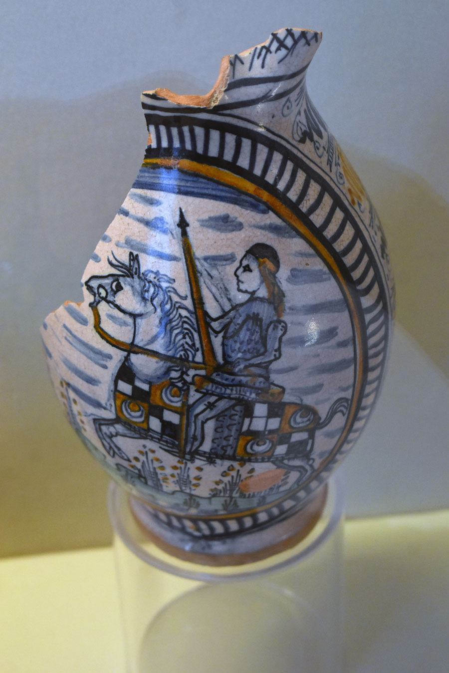 Visitiamo oggi la sezione medievale e moderna del Museo Archeologico di Grosseto dove sono esposte le testimonianze provenienti dalla città e dai dintorni, reperti in base  quali è stato possibile ricostruire la sua storia, evidenziando un insediamento divenuto più stabile e continuo intorno all’Alto Medioevo. Tra l’VIII e il XIII secolo l’abitato si sviluppò fino a diventare l’area  urbana principale di quella zona pianeggiante tra l’Ombrone e il mare, in posizione viaria favorevole e strategica.